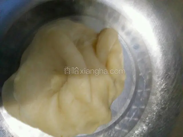 要反复揉搓成光滑细腻柔软的水油面团。