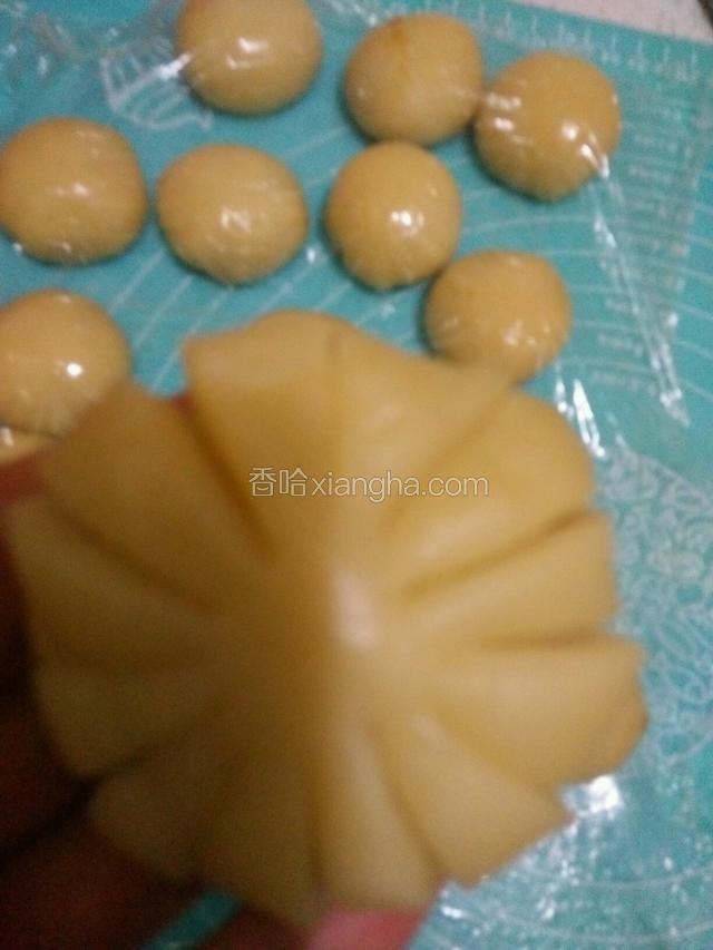 每个花瓣里再剪两刀，总共12瓣
