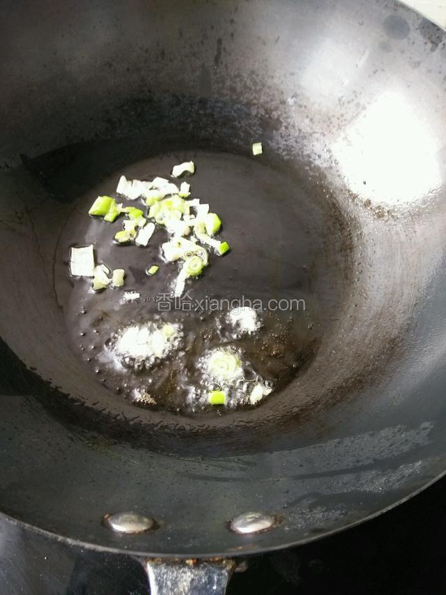热锅热油，放入葱和一半蒜爆香