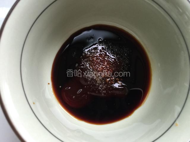 拿出一个碗倒入适量味极鲜酱油，再倒入适量耗油，盐，鸡精，少许白糖。