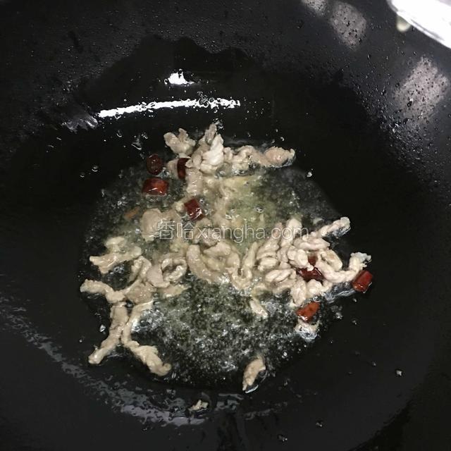 再把切好的肉丝倒进去，放少许料酒翻炒。