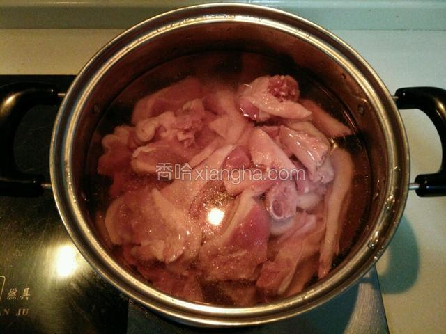 汤锅上水放鸭肉，开大火盖好锅盖煮，并加入料酒