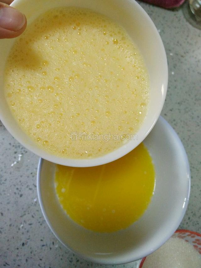 打散的蛋液加入黄油