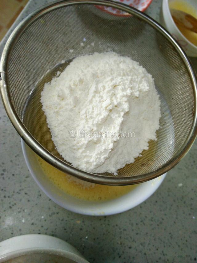 分两次筛入混合好的低粉泡打粉及盐