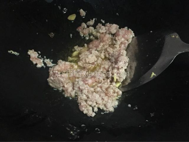 锅中烧油放入姜末，肉末翻炒