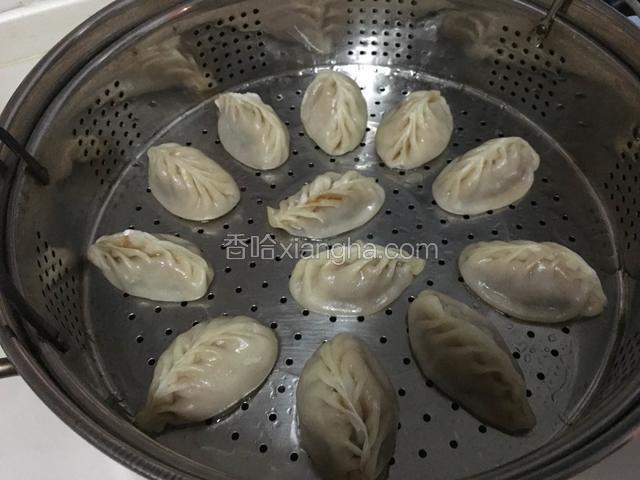 蒸锅上火，蒸屉上抹点食用油防止粘锅，开锅后再蒸10分钟关火。关火后再捂几分钟就可以掀锅了。