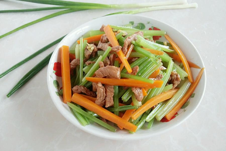 芹菜胡萝卜炒瘦肉