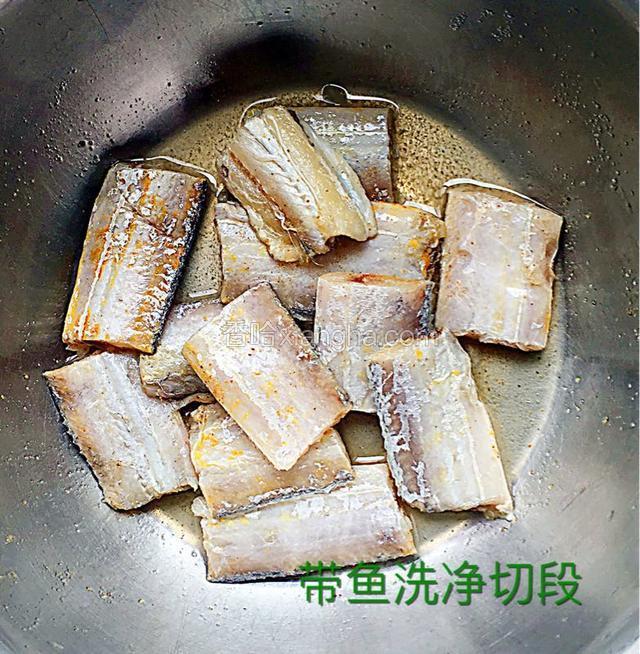 准备好带鱼洗净切段放入一点料酒腌制十分钟左右