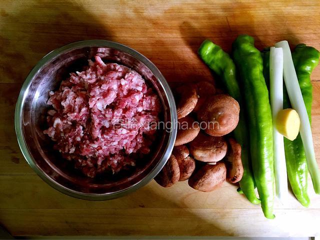 准备馅料：鲜肉馅香菇青椒葱姜