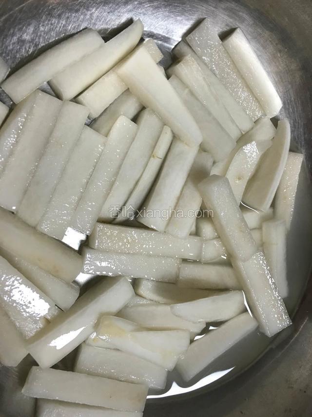 萝卜腌制至完全出水(最好用重物压)；