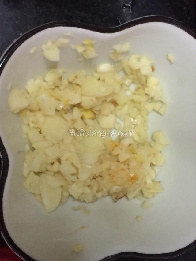 少许姜，蒜剁泥