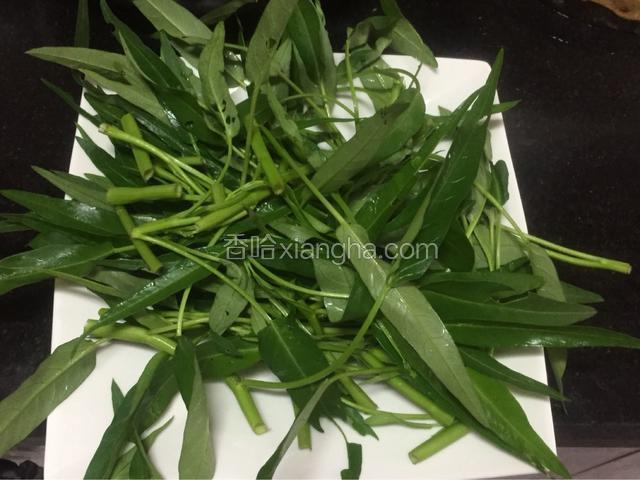 空心菜洗净，切短