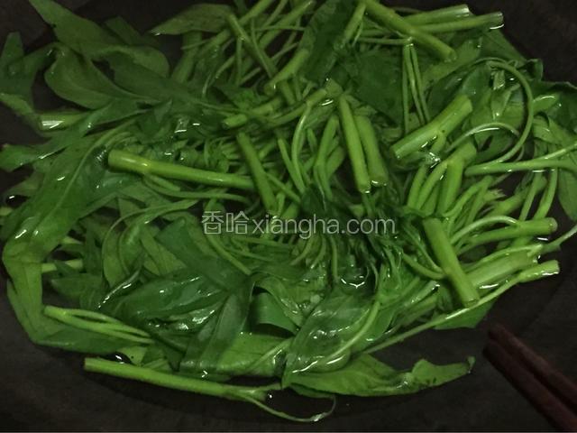 锅里烧开水，水开放入空心菜，开水里滚一圈捞起