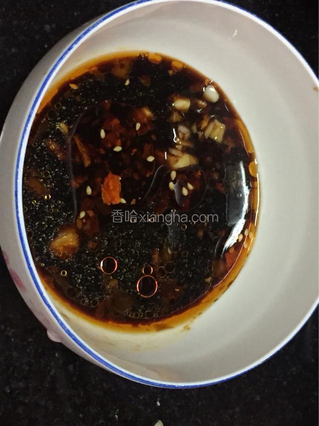 取一个小碗，放入花椒油，生抽，盐，香油，蒜泥，油辣椒，醋，拌匀