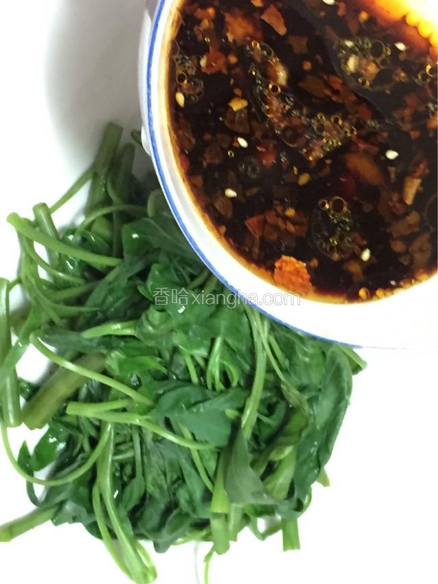淋在空心菜上