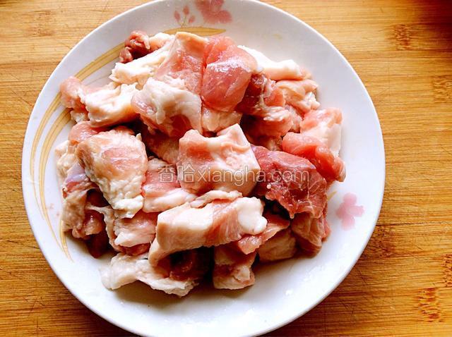 肉用凉水冲洗干净，切成长块