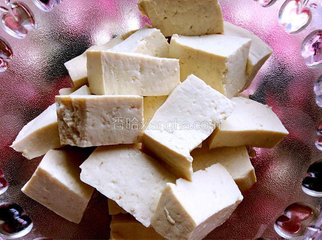 豆腐用凉水冲洗干净，切成大块