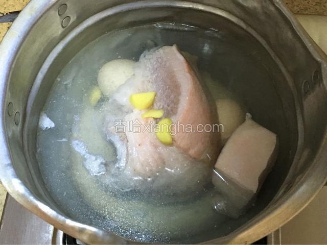 锅内冷水放肉，加几片姜和料酒，煮至7分熟，我是把鸡蛋也一起放进去煮（鸡蛋煮7分钟后先捞出）。