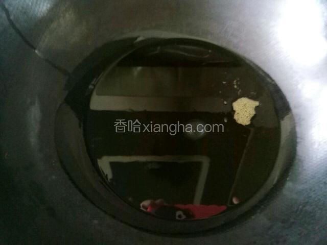 锅内放油烧热
