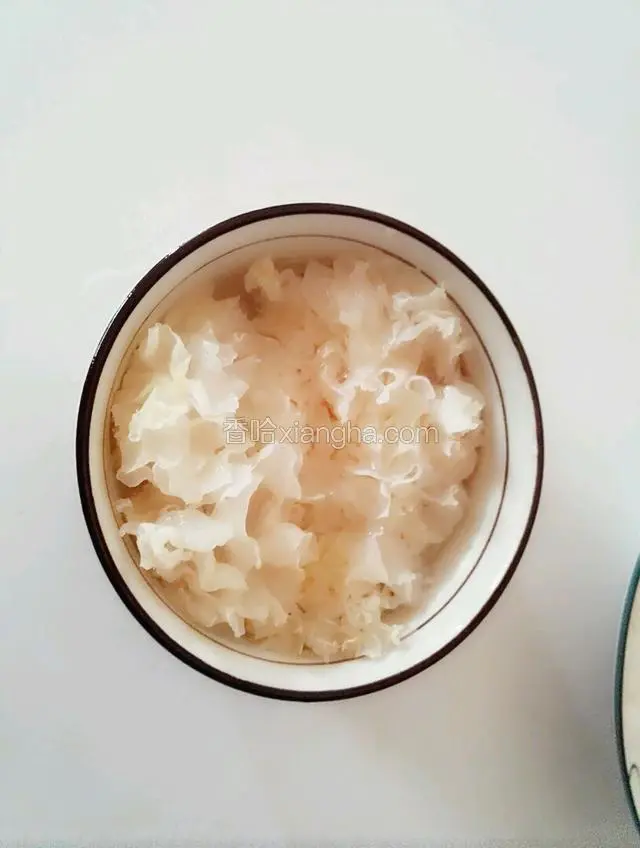银耳用凉水泡开，清洗干净