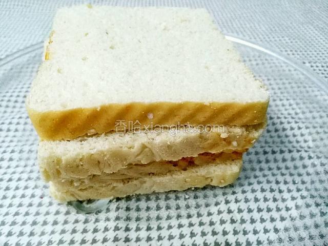土司片四片准备好，我这个切的不均匀呐，，厚的薄的都有，
