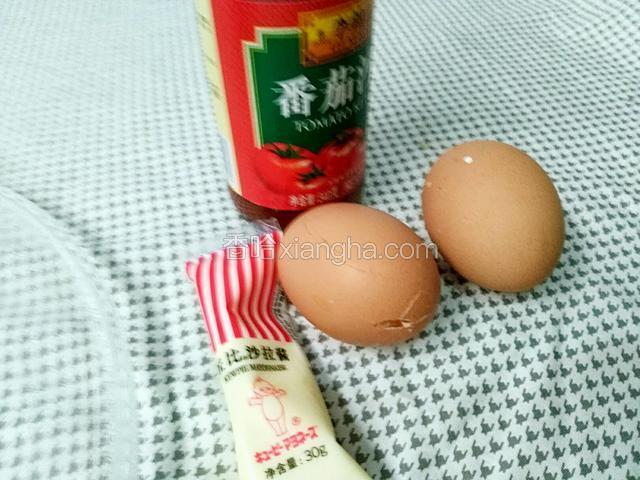 熟鸡蛋，沙拉酱，番茄酱备好，