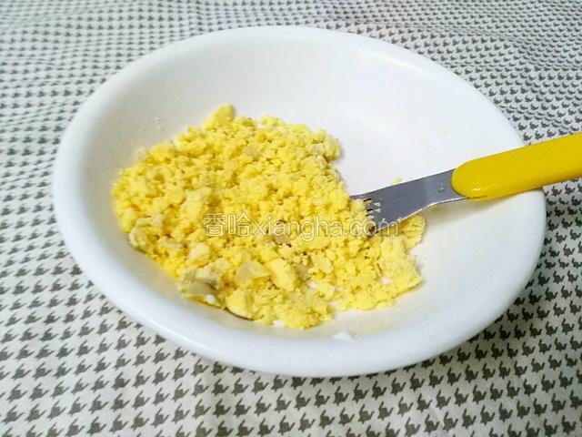 把熟鸡蛋给分开，蛋黄蛋白分开，把蛋黄分开弄碎，