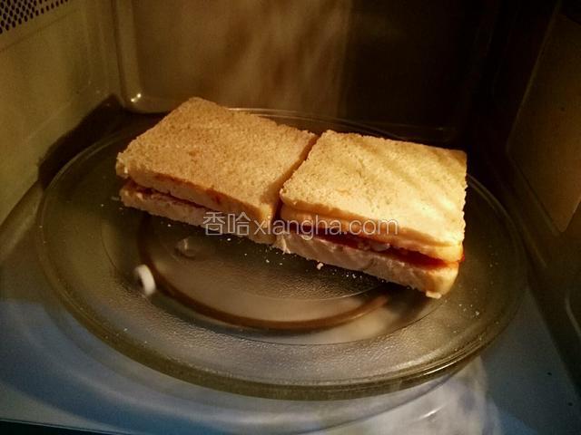 四片都做完它，放微波炉里叮两分钟，