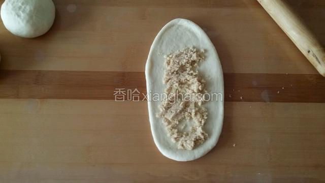 取一份 用擀面杖擀平 撒上肉松 从下往上卷起 捏住收口 呈橄榄球形 当然也可以换自己喜欢的料或者不放