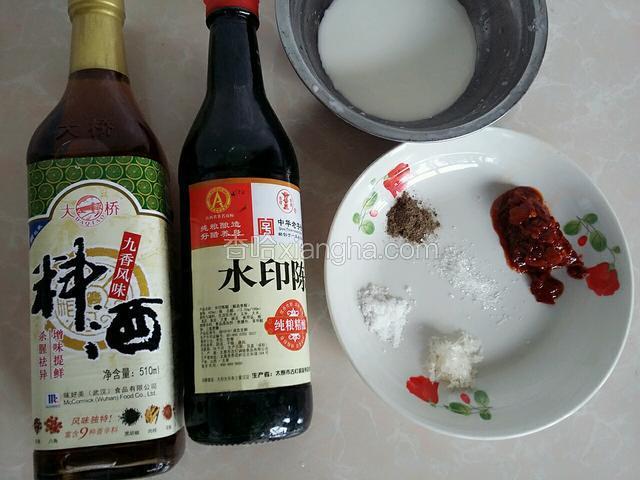 这是准备烧鳝鱼用的大至调料，料酒.陈醋.水淀粉.豆瓣.黑胡椒.白糖.盐.味精