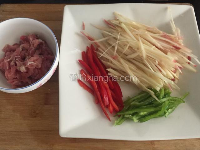 食材全部切丝，肉丝用少量淀粉腌制。