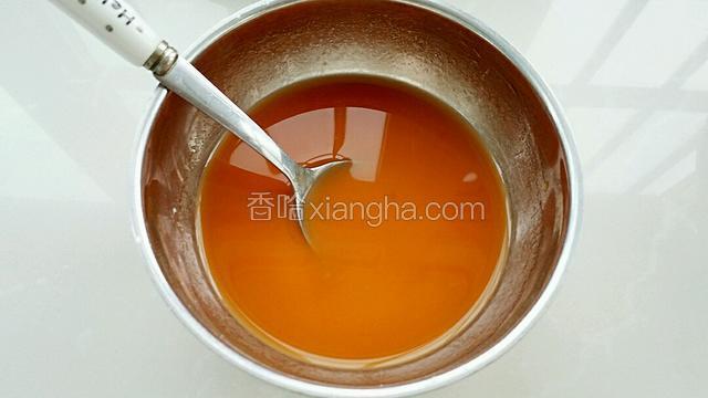 调酱汁:取小碗加入番茄酱调入适量清水稀释均匀，再放入白醋、白糖、少许盐和淀粉搅拌均匀。