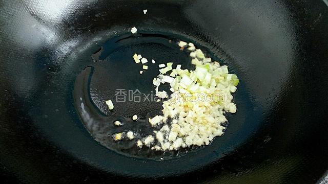 锅中留适量底油放入葱、姜、蒜末爆香。