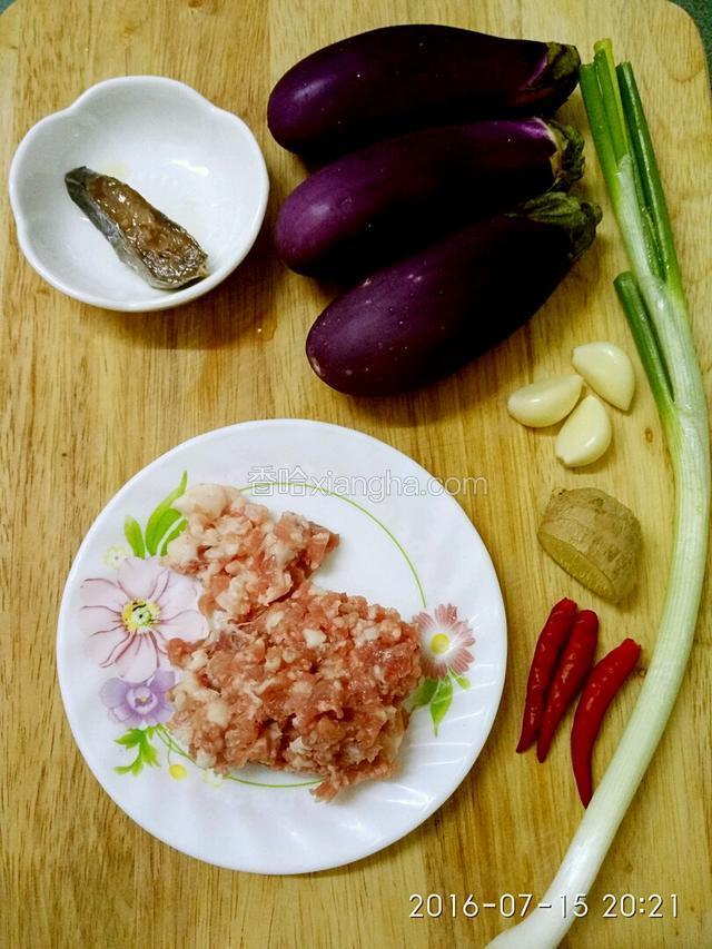 茄子切条.肉碎.姜切片.蒜切末.葱白切段.葱青切花。