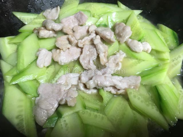 肉片入锅颠锅翻炒；