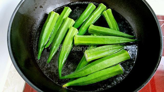 锅中烧开水滴入少许食用油和盐，再放入秋葵焯至颜色变翠绿后捞出过凉水。