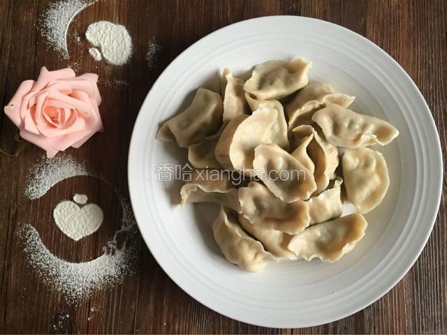 美味的猪肉三鲜大馅水饺煮熟就可以咪西喽，味道超级棒。
