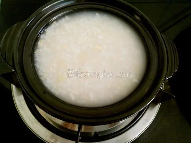 讲备好的干贝燕麦粥放在炉上
