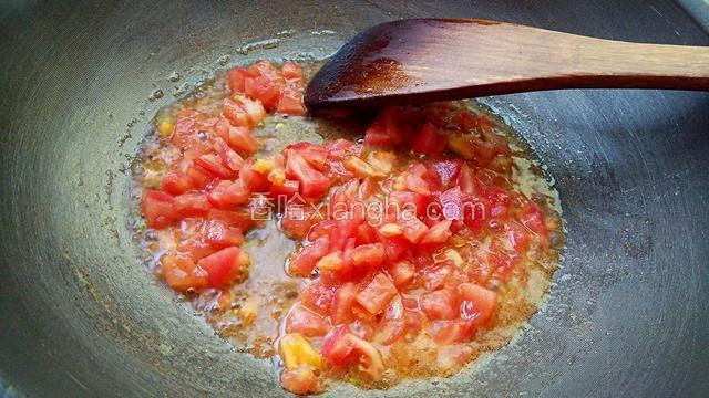 锅里加油烧热，加入西红柿翻炒