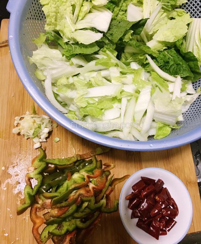 白菜干切小条，白菜叶掰成小段，葱蒜切末，辣椒切丝