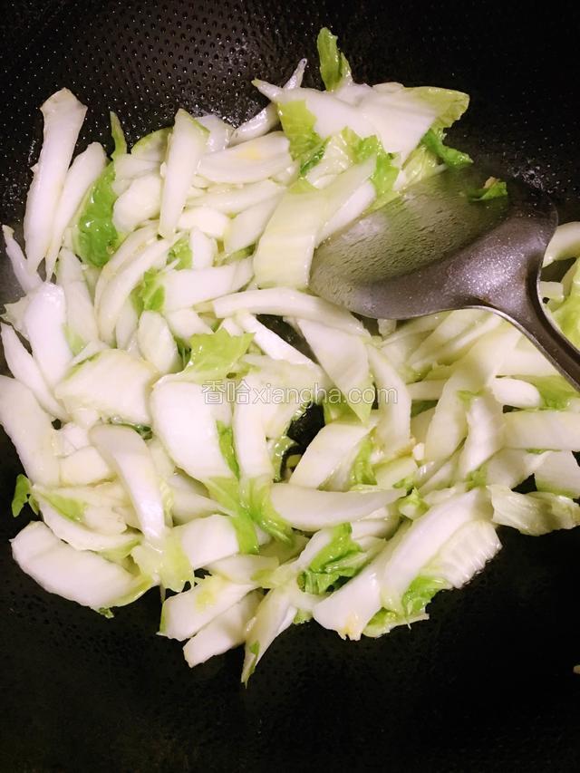油烧八分熟下白菜干和葱蒜末不停翻炒
