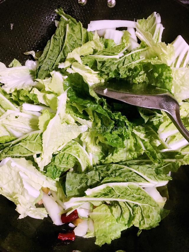 加入菜叶翻炒一会