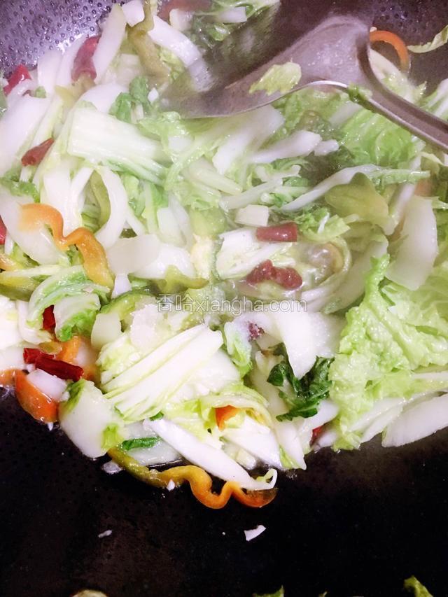 加入砂糖，盐，鸡精调味出锅