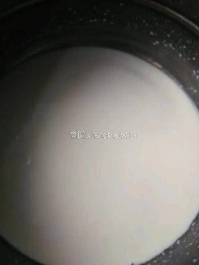 牛奶倒入奶锅里