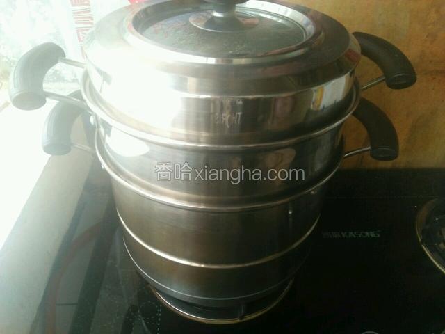 锅里添水，放上蒸屉，开大火烧开后蒸20分钟关火，焖5分钟就可以出锅了。