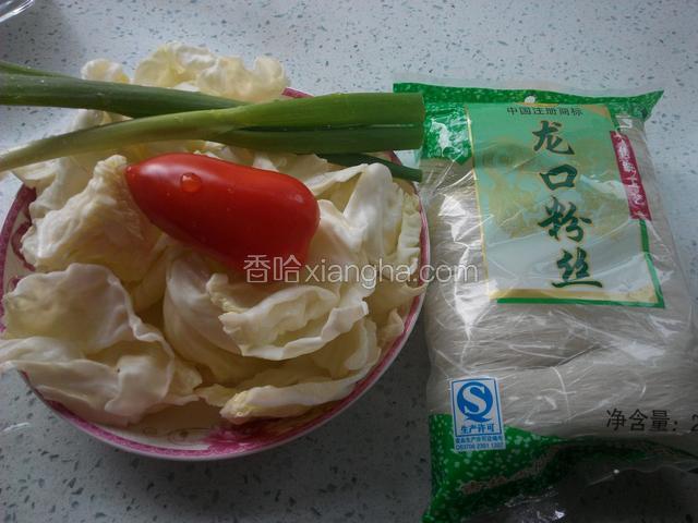 原材料准备好，葱，卷心菜，西红柿洗干净。