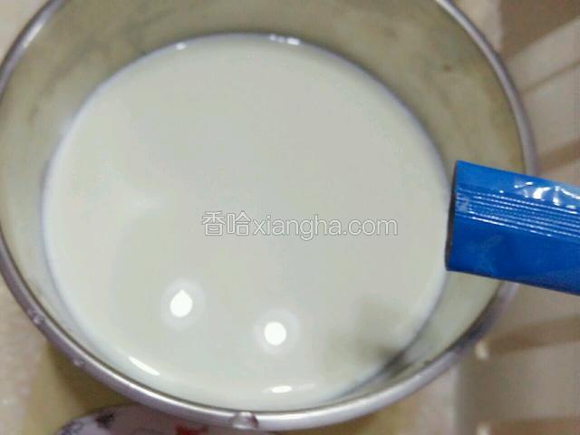 加入菌粉搅拌均匀