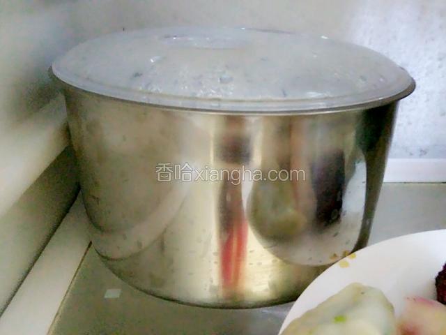 然后将内胆杯盖上盖子放入冰箱冷藏钝化，也可以装入分杯冷藏