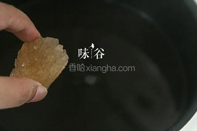 最后加入冰糖调味，甜度根据各人所爱。