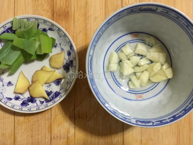 葱一小段切成葱花，姜切片，蒜拍碎，备用。